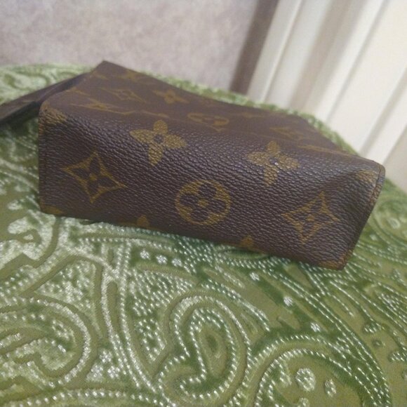 Louis Vuitton Monogram Pouch 12 - Picture 9 of 15